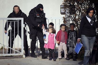 Agentes de la policía con algunos de los niños liberados en la guardería de Besançon.