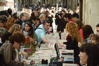 La jornada de Sant Jordi en Lleida, con multitudes entre libros
