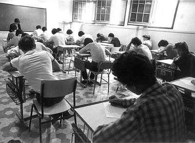 Estudiantes de BUP del instituto Vall d'Hebron (Barcelona), en 1983.