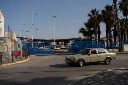 Un vehículo circula en las inmediaciones del puesto fronterizo de Beni Enzar (cercano a Melilla), en las horas previas a su reapertura, este lunes.