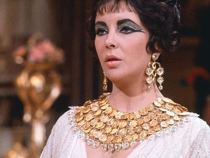 Elizabeth Taylor caracterizada como una Cleopatra cubierta de oro en 1963.