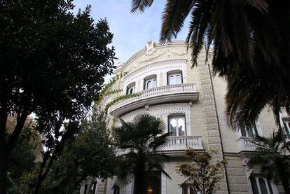 Entrada del Palacio de la Marquesa de Oliva, que en la actualidad alberga una clínica estética.