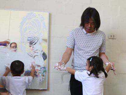 Katsuhiko Hibino anima a niños a expresarse a través del arte en Buenos Aires.