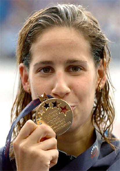 Erika Villaécija besa su medalla de oro.