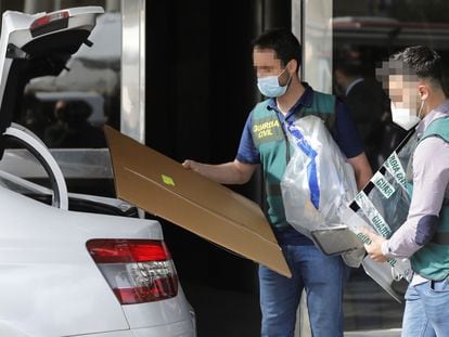 Miembros de la UCO durante uno de los registros realizados el pasado jueves en el marco del 'caso Azud'.