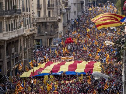 La marcha por la Diada avanza por la calle barcelonesa de Via Laietana, este sábado.