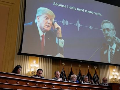 Proyección de una conversación de Donald Trump, el jueves en la sesión en Washington.