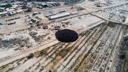 Vista del gran socavón en terrenos de la operación minera de Alcaparrosa de Candelaria, Tierra Amarilla.