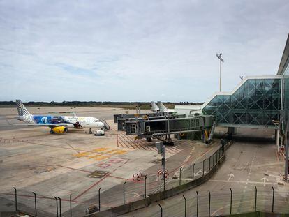 Aeronave varada en la terminal 1 del aeropuerto de Barcelona.