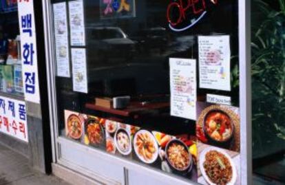 Escaparate de un restaurante en el barrio de Koreantown, en Toronto (Canadá).