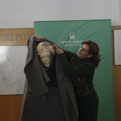 La consejera Rosa Torres mostraba ayer tras su restauración la cabeza de diosa hallada en Itálica.