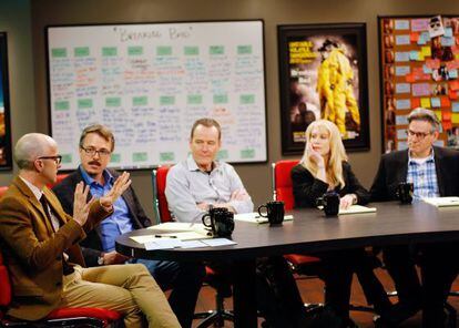 De derecha a izquierda, Jim Rash, Vince Gilligan, Bryan Cranston, Moira Walley Beckett y Peter Gould, de 'Breaking Bad'