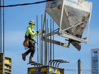 Un trabajador de la construcción en Miami.