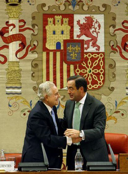 Carlos Dívar junto a José Bono, durante la Comisión del presidente del CGPJ en la Justicia del Congreso de los Diputados.