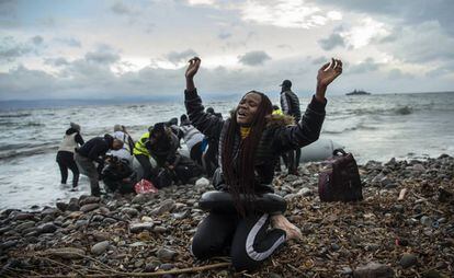 Fotografía del 29 de febrero de 2020 en la que una mujer migrante de origen africano llora a su llegada a la costa de Lesbos, en Grecia, después de una peligrosa travesía en patera desde Turquía.