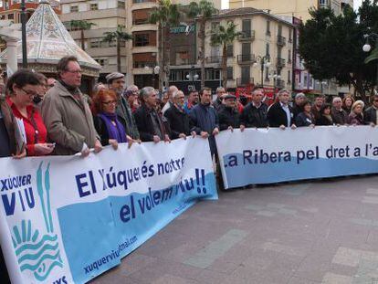 Concentraci&oacute;n convocada por X&uacute;quer Viu en Alzira para exigir agua de calidad para La Ribera y recoger alegaciones al plan hidrol&oacute;gico. 