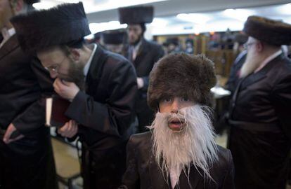 La costumbre manda que los jóvenes judíos vistan largas barbas postizas durante el carnaval.