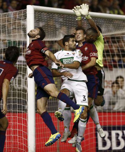Una acción del pasado Osasuna-Elche.
