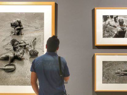 Un visitante contempla fotografías de Cristina García Rodero en la inauguración del museo dedicado a la autora.