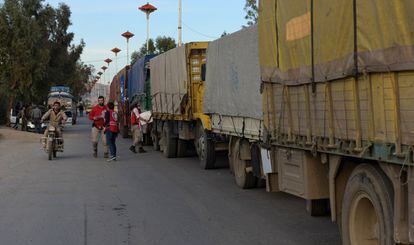 Un convoy de ayuda humanitaria de la ONU y la Media Luna Roja aguarda este miércoles a las puertas de la localidad sitiada de Moaadamiye, en Siria.