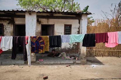 Les filles passent des heures au bordel à attendre les clients.  Sur la photo, l'une d'elles est allongée devant la pièce où elle dort et travaille.