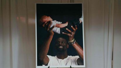 Una fotografía de Tyre Nichols sosteniendo a su hijo, en la iglesia donde se llevó a cabo el funeral del motorista afroamericano.