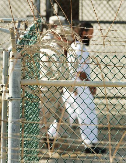 Un detenido de Guantánamo es trasladado de la base (imagen de archivo)