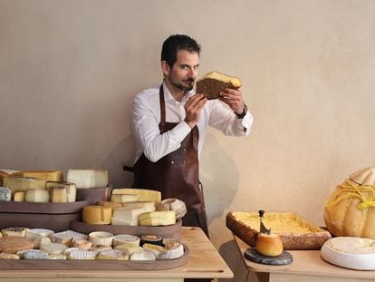 El director de Desde 1911, en Madrid, Abel Valverde, con sus dos tablas de quesos.