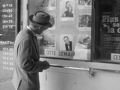  'A bout de souffle'. Jean Luc Godard. 1959.

Para su opera prima y carta fundacional de la Nouvelle Vague  Jean-Luc Godard creaba un aprendiz de gánster, Jean Paul Belmondo, capaz de perder la cabeza por Jean Seberg  y rendir homenaje a Humphrey Bogart imitando  los gestos del actor ante  las vitrinas de un cine donde proyectan su  última película.