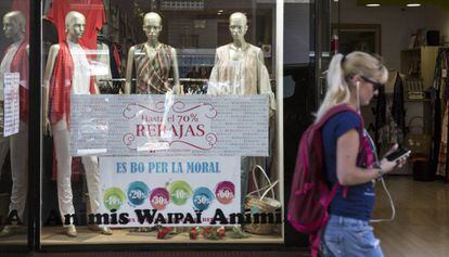 Rebajas en las tiendas de la Calle Sardenya del barrio del Eixample Derecho de Barcelona.