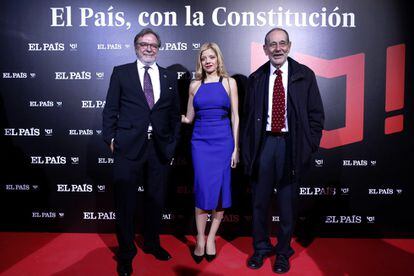 El presidente ejecutivo de PRISA, Juan Luis Cebrián junto a Mihaela Mihalcea y al político Javier Solana.