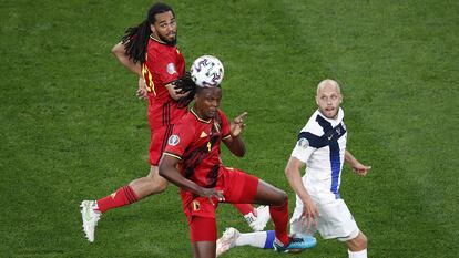 Los belgas Dedryck Boyata y Jason Denayer (de rojo), dos de los tres centrales de Bélgica, defienden una jugada en el partido del pasado lunes ante Finlandia en San Petersburgo (Rusia).