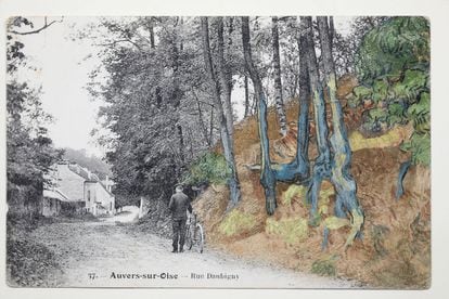 Postal de Anvers-sur-Oise donde se reconocen las raíces de los árboles que inspiraron a Vincent van Gogh.