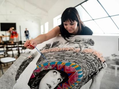 Lorena Olmedo, plastic artist specialized in embroidery on photography and textiles.