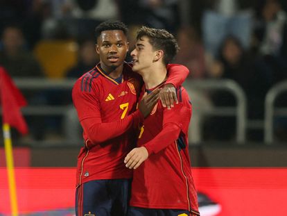 Gavi, de 18 años, y Ansu Fati, de 20, dos de los 20 jugadores de España que debutarán en un Mundial.