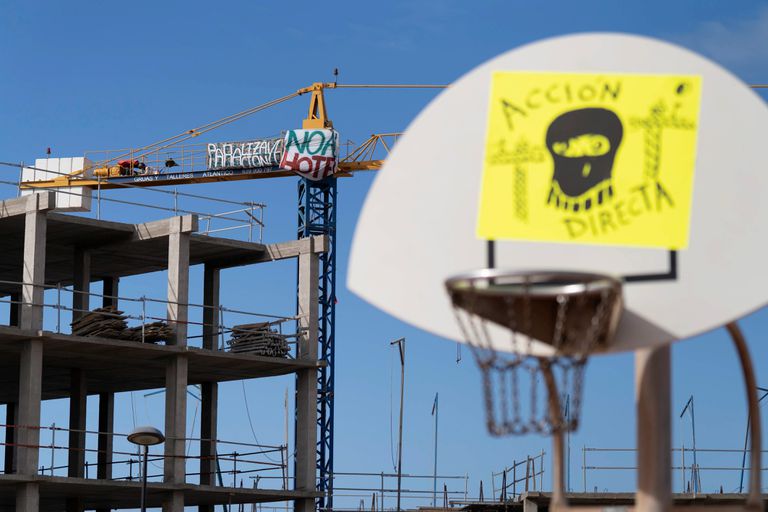 Ecologista protesta por la construcción de un hotel en el sur de Tenerife, el 18 de junio.