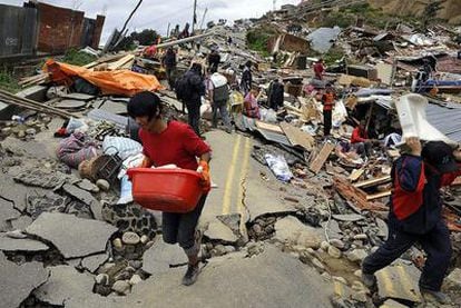 Ciudadanos del Valle de las Flores intentan recuperar sus pertenencias entre los escombros.