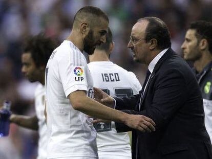 Ben&iacute;tez da instrucciones a Benzema, en el Bernab&eacute;u.