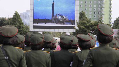 Militares observan el lanzamiento del misil sobre Jap&oacute;n en Pyongyang.