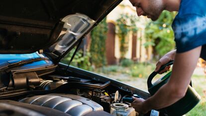 Antes de realizar un viaje largo en verano conviene revisar todos los niveles. GETTY IMAGES.