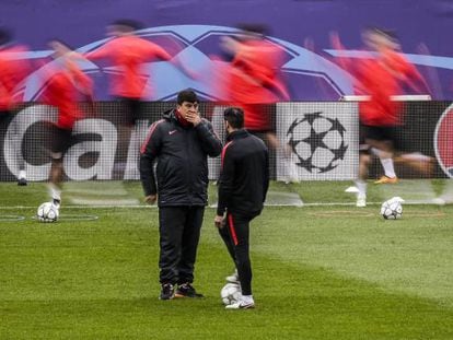 Simeone charla con el Mono Burgos durante un entrenamiento.