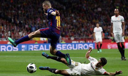 Jordi Alba y Navas, en el Barça-Sevilla de Copa, en abril.