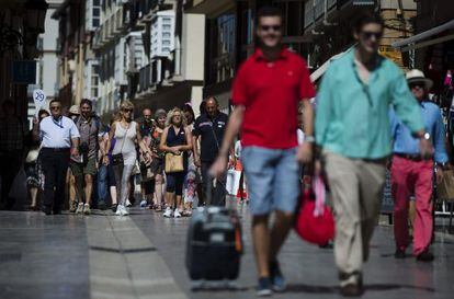 Turistas pasean por el centro de M&aacute;laga 