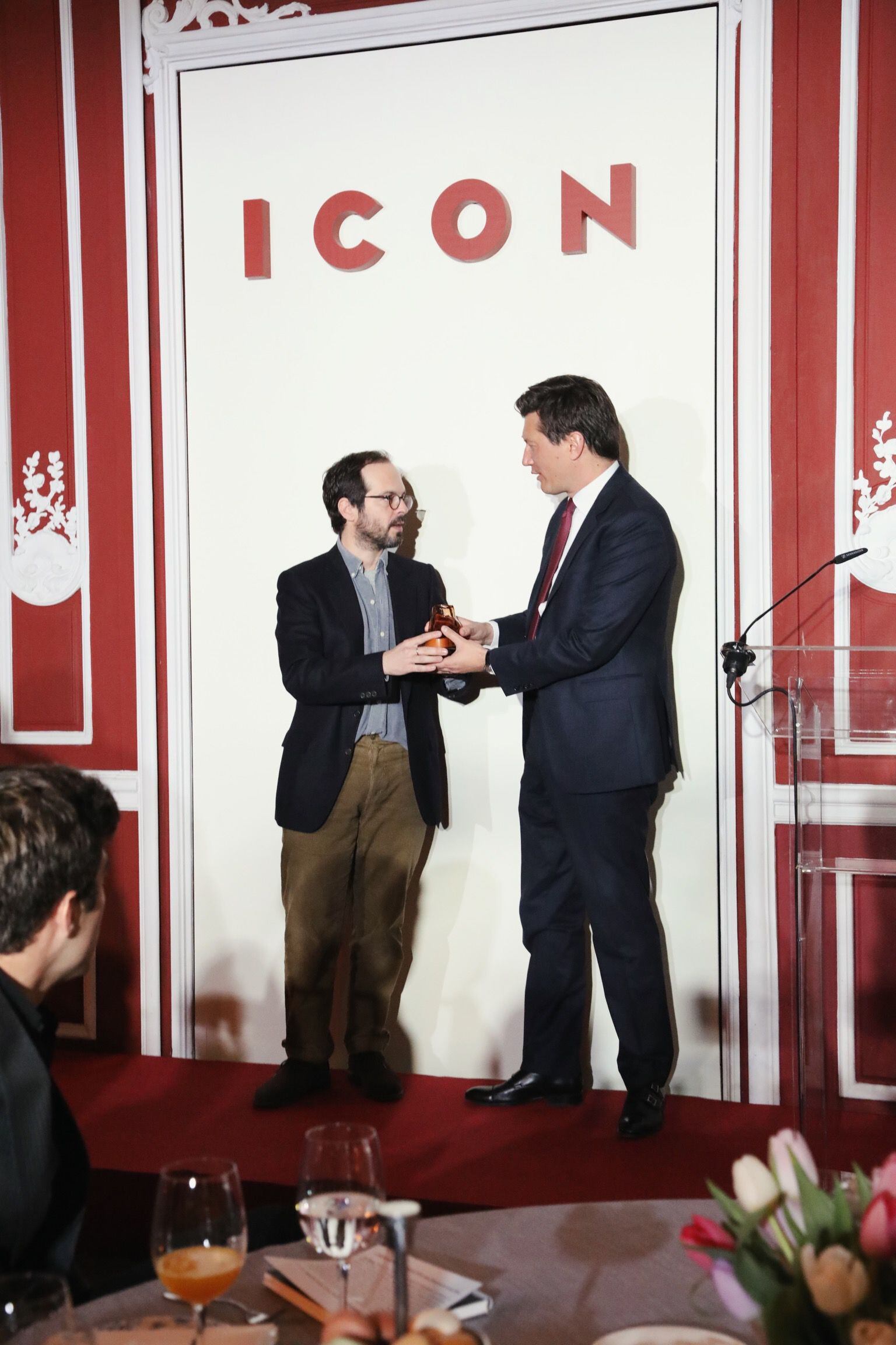 Daniel García, director de ICON, entrega el premio Lanzamiento a Anthony Beaufils, director para Europa de Perfumes Hermès.