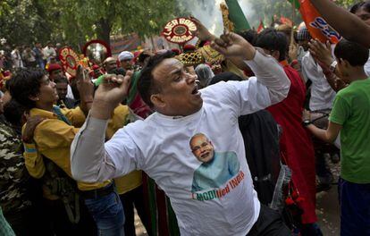 Habitantes de Nueva Delhi celebran la victoria en las elecciones presidenciales del nacionalista hindú, Narendra Modi.