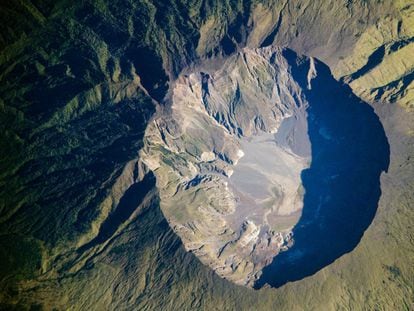 La caldera del volcán Tambora, de seis kilómetros de diámetro.