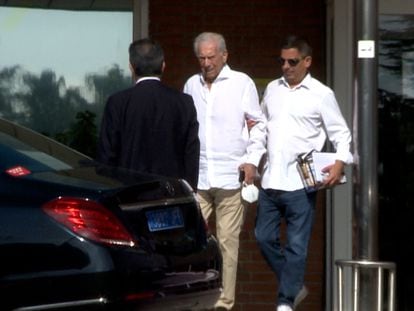 Mario Vargas Llosa sale de la clínica Ruber de Madrid, acompañado de su hijo Gonzalo Vargas Llosa, este viernes tras recibir el alta hospitalaria.