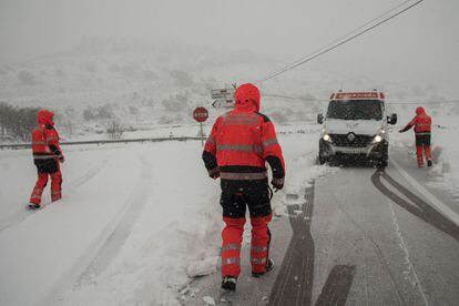 Un grupo de bomberos de Castellón ayuda a una ambulancia atrapada en Coll de Ares.