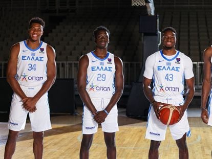 De izquierda a derecha, Giannis, Alex, Thanasis y Kostas Antetokounmpo, con Grecia antes del Eurobasket.