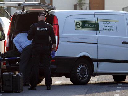 Miembros de la funeraria trasladan un cuerpo en Abanto, donde este miércoles han aparecido una mujer y su hija muertas con signos de violencia.